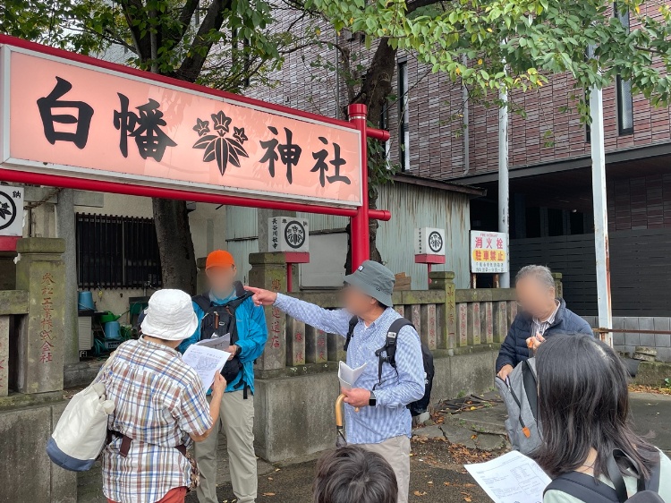 白幡神社で講師の解説を聞く参加者の皆さま