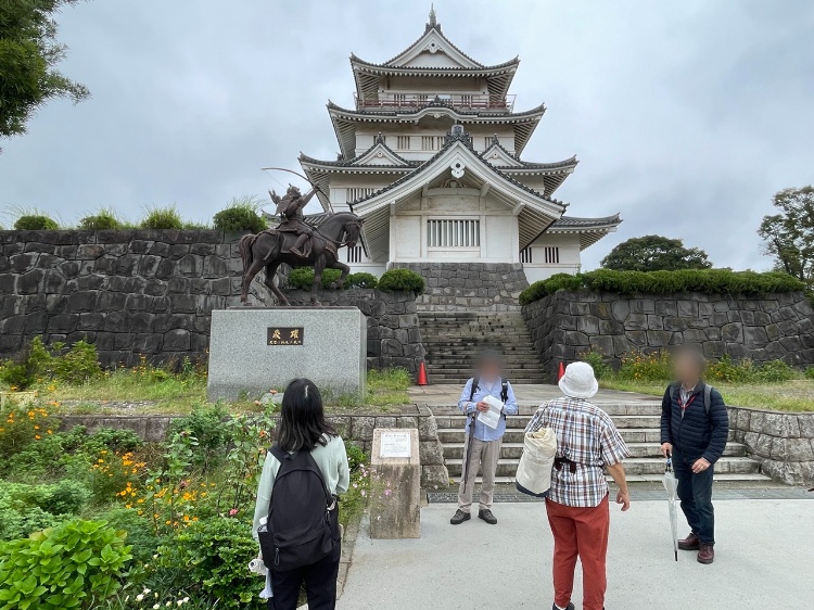 千葉市立郷土博物館の前で講師の話を聞く参加者の皆さま
