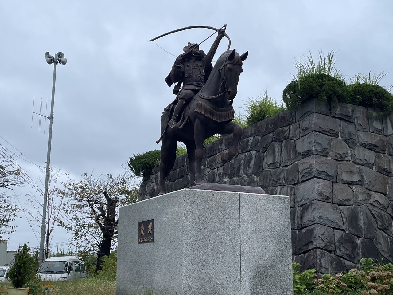 千葉市立郷土博物館の前に立つ千葉常胤の騎馬像