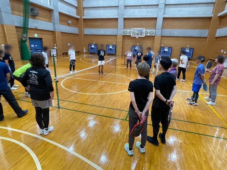講師の方からルールの説明を聞く参加者の皆さま