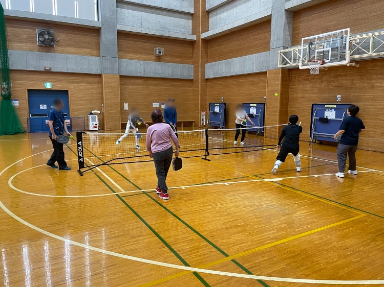 ゲーム形式でピックルボールを楽しむ参加者の皆さま