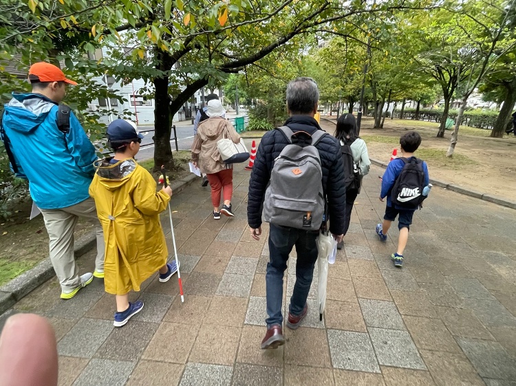 資料を手に千葉の街を歩く参加者の皆さま