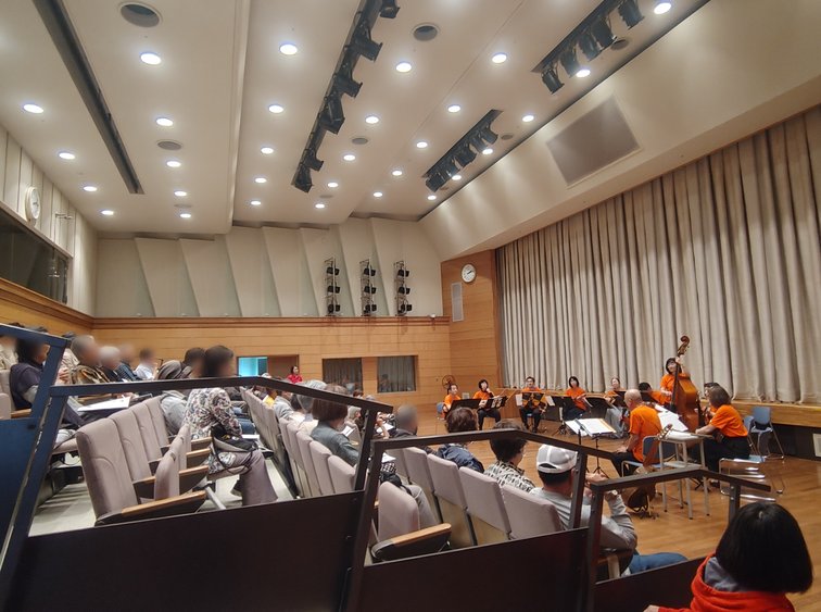 ハーモニーホールで演奏を楽しむ客席の様子